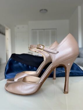 Madame Pivot Daisy Dove Grey Nude
Argentine Tango Shoes Italy Sz 37
Narrow